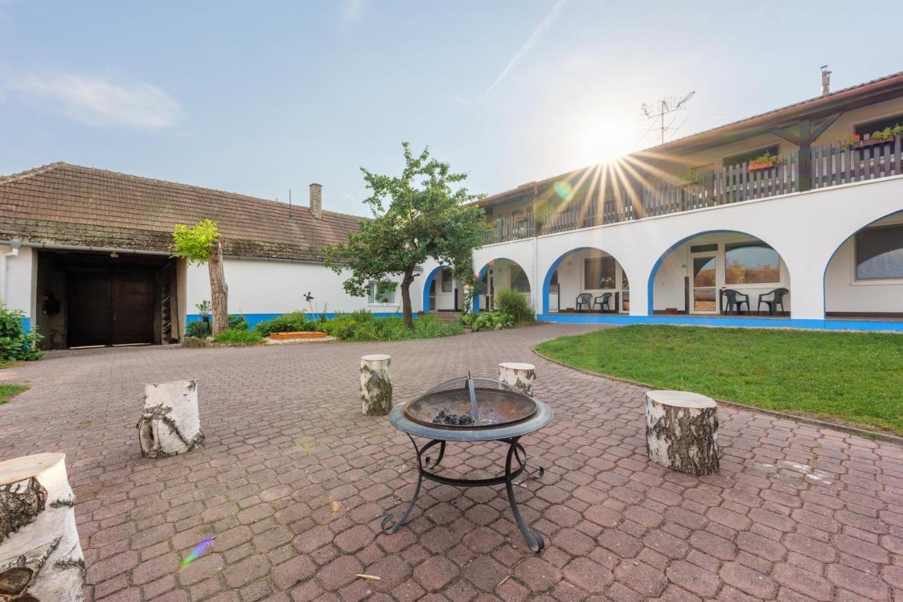 Penzion Posada Podivin Exterior photo